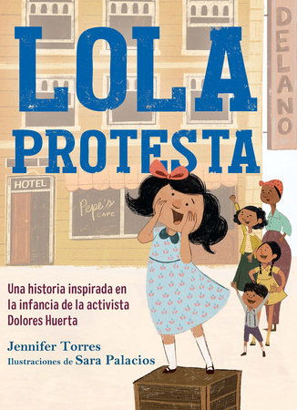 Book cover of Lola protesta. Una historia inspirada en la infancia de Dolores Huerta with an illustration of a girl standing on a box and shouting with four other people pictured behind her, protesting with her.