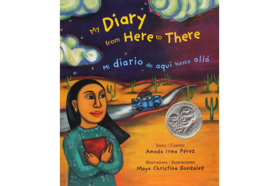 Book cover of Mi Diario de Aqui Hasta Alla with an illustration of a girl holding her diary while a car drives away.