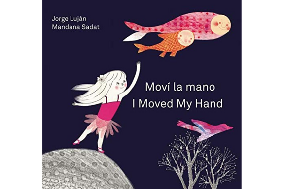 Book cover of Moiva La Mano/I Moved my Hand with an illustration of a girl and two fish.