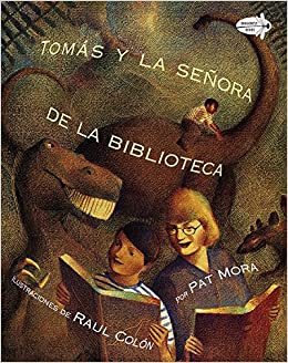 Book cover of Tomas y la Senora de la Biblioteca with an illustration of two people reading books with dinosaurs behind them.