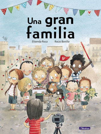 Book cover of Una Gran Familia with an illustration of a bunch of kids taking a photo.